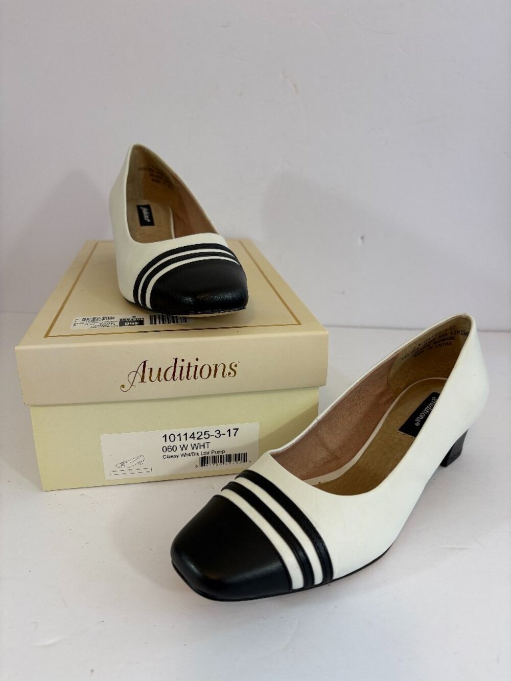 Auditions Classy White Black Leather Pumps 6 Wide Heels